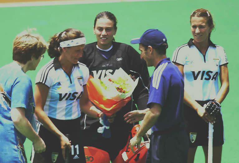 Sergio Vigil entrega un reconocimiento a Karina Masotta durante el Mundial 2002