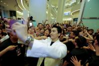 <p>Song Seung Heon takes a welfie with 1,500 excited fans at the public meet-and-greet event at The Cathay. (Photo: Singtel) </p>