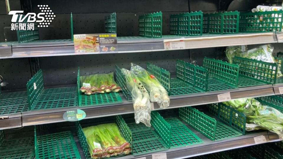 連鎖賣場生鮮蔬菜架上幾乎都被搶購一空。（圖／TVBS）