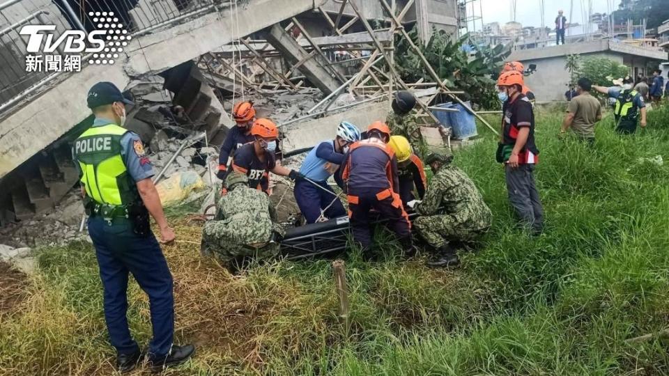 救護人員及軍方緊急出動，在廢墟下搜索受困民眾。（圖／達志影像歐新社）