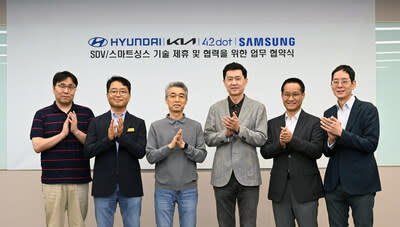 (Photo 2) (From left) Jinhee Choi, Senior Executive Vice President of 42dot; Haeyoung Kwon, Vice President and Head of Hyundai Motor Group Infotainment Development Center; Chang Song, President and Head of Hyundai Motor Group Advanced Vehicle Platform (AVP) Division; Paul (Kyungwhoon) Cheun, President and Chief Technology Officer (CTO) of Device eXperience (DX) Division at Samsung Electronics and Head of Samsung Research; Seungbeom Choi, Executive Vice President and Head of Device Platform Cente