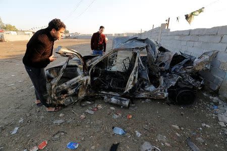 Restos de un vehículo quemado en Sadr, Iraq