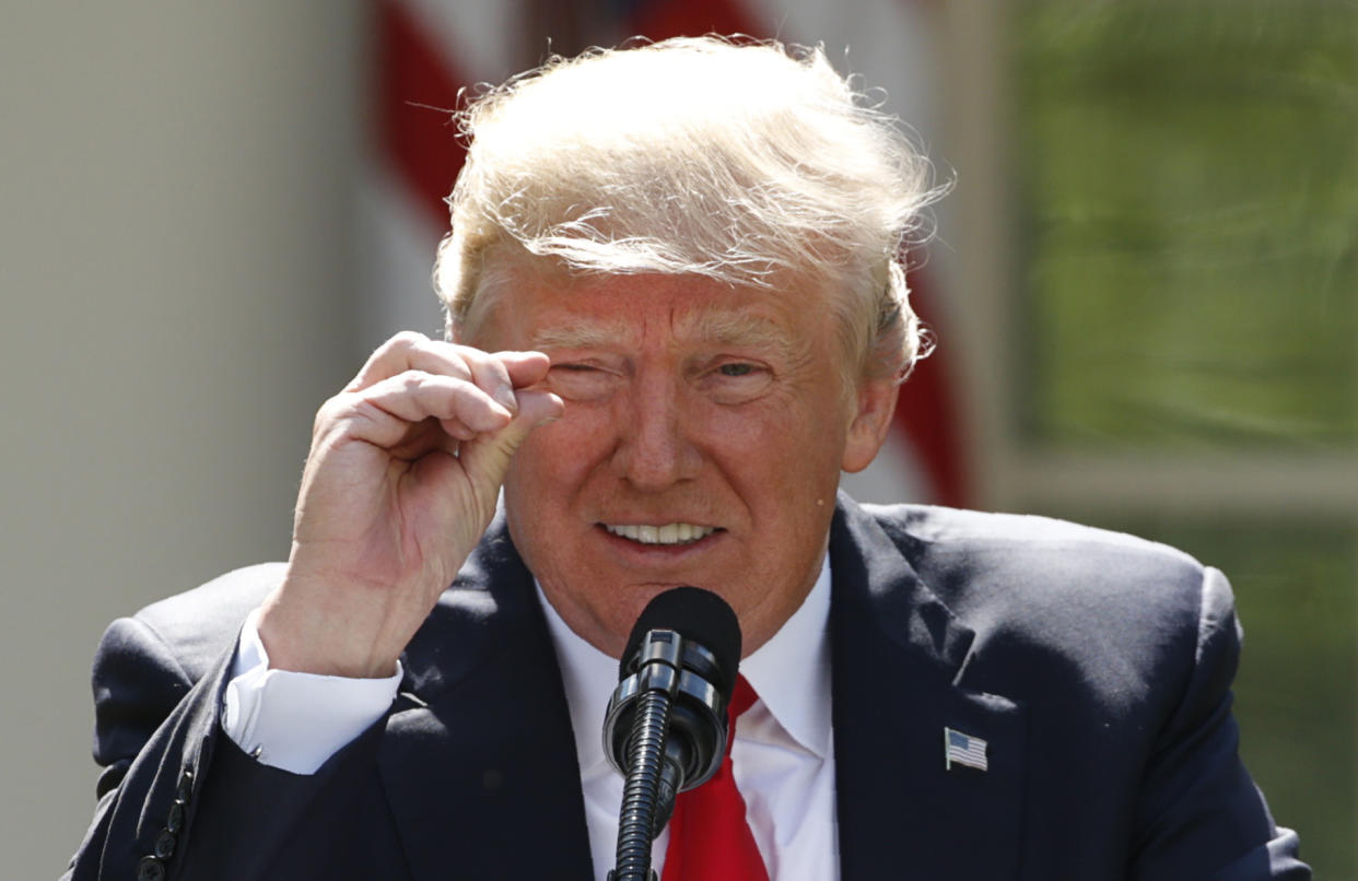 U.S. President Donald Trump refers to amounts of temperature change as he announces his decision that the United States will withdraw from the landmark Paris Climate Agreement, in the Rose Garden of the White House in Washington, U.S., June 1, 2017. REUTERS/Kevin Lamarque  TPX IMAGES OF THE DAY