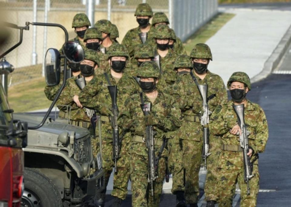 日本陸上自衛隊在石垣島上建基地，防備「台灣有事」與中共解放軍蠢動。