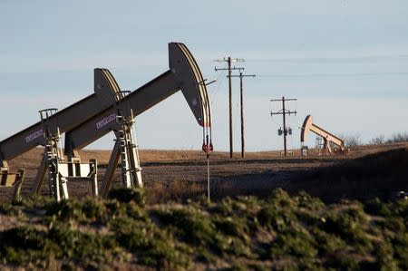 Multiple oil well sites are seen on the Fort Berthold Indian Reservation in North Dakota, November 1, 2014. REUTERS/Andrew Cullen