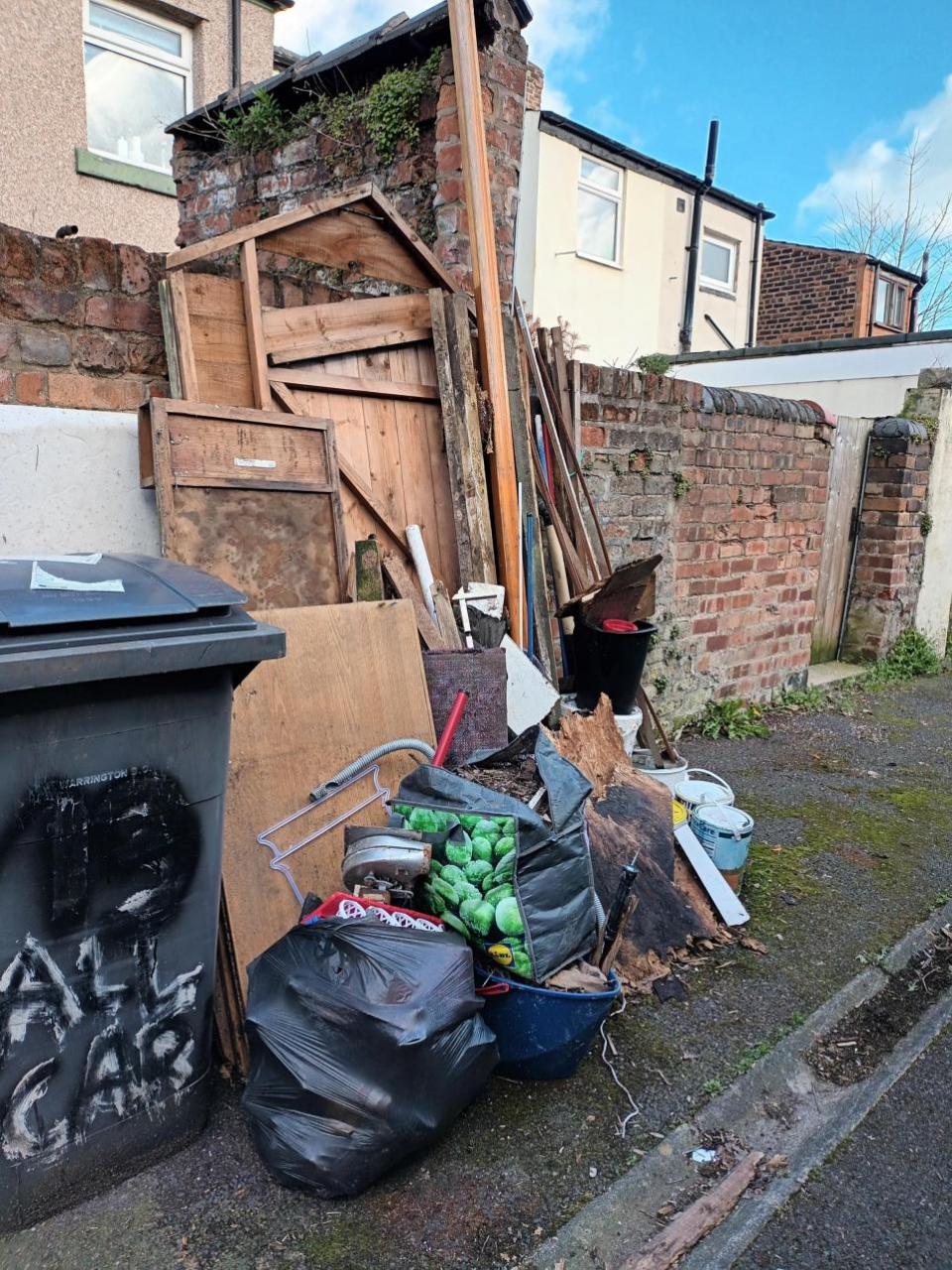 Warrington Guardian: Müll vor Jeans Haus