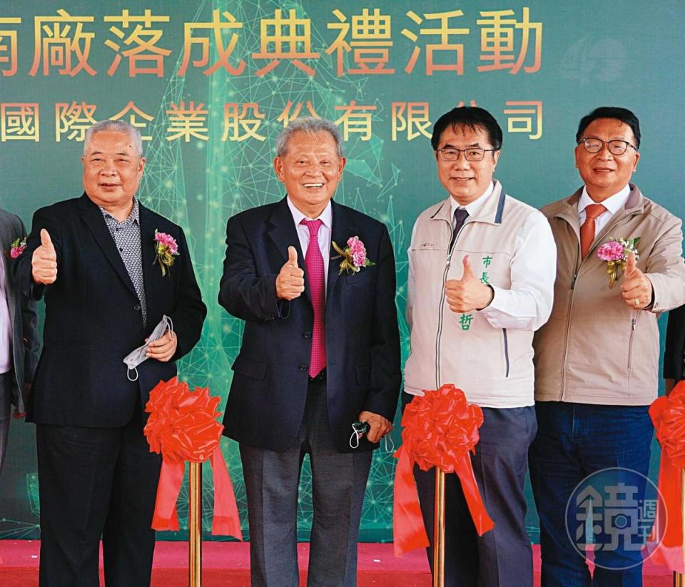 美喆董事長陳本源（左2）打算以稻殼地板等新產品，開拓更多新客戶與新業務。