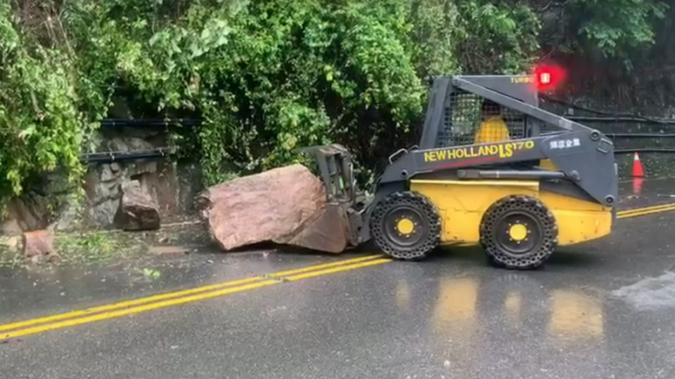 巨大落石砸落路中，谷關工務段調派機具前來清除。（圖／和平警分局提供）