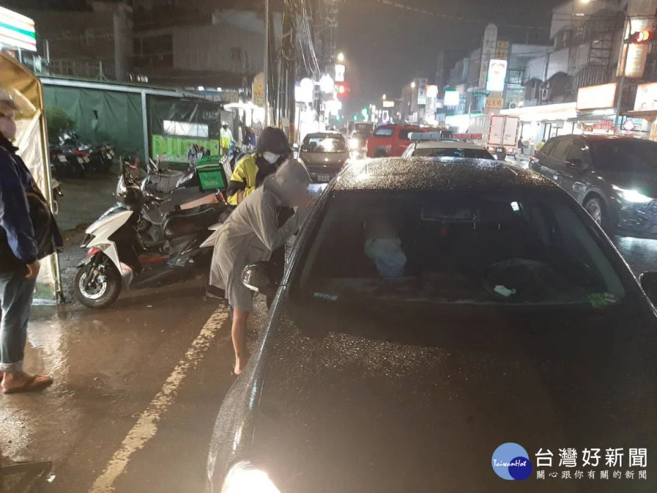 糊塗媽下車未熄火2歲童反鎖車內，警即時救援幸平安。