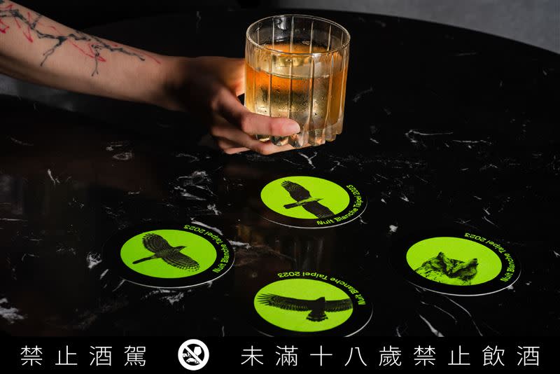「猛禽酒吧」以特別設計的猛禽杯墊喚起大眾對猛禽的關注。（圖／左腦創意行銷提供）