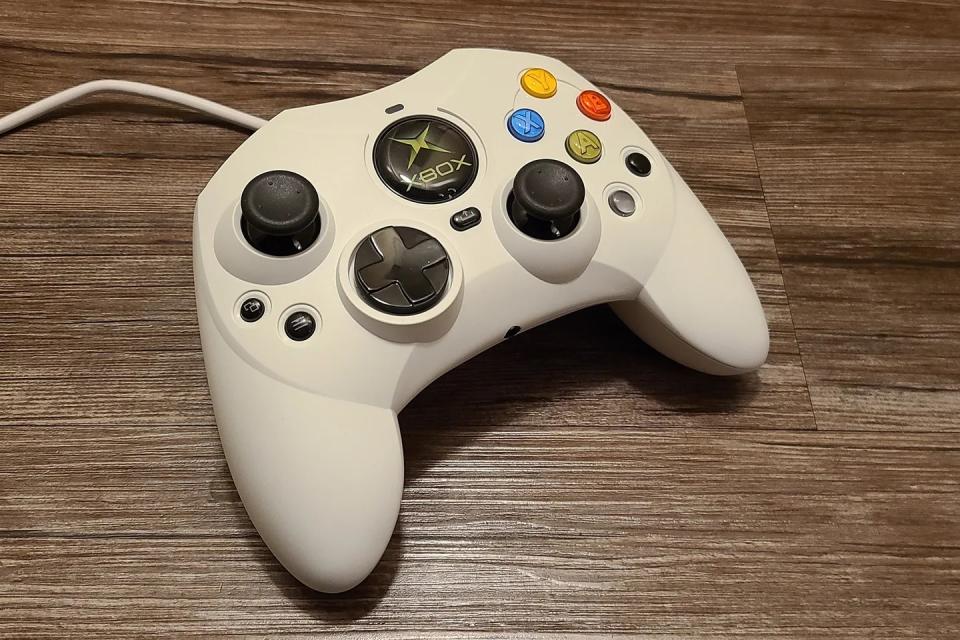 Promotional screenshot of Hyperkin DuchesS Xbox controller