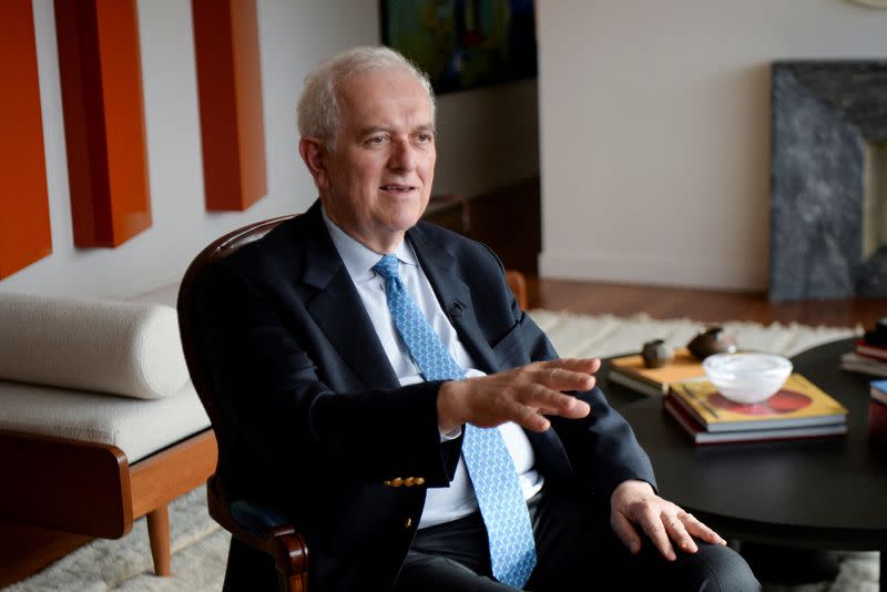 Foto de archivo. El ministro de Hacienda de Colombia, José Antonio Ocampo, durante una entrevista con Reuters en Bogotá.