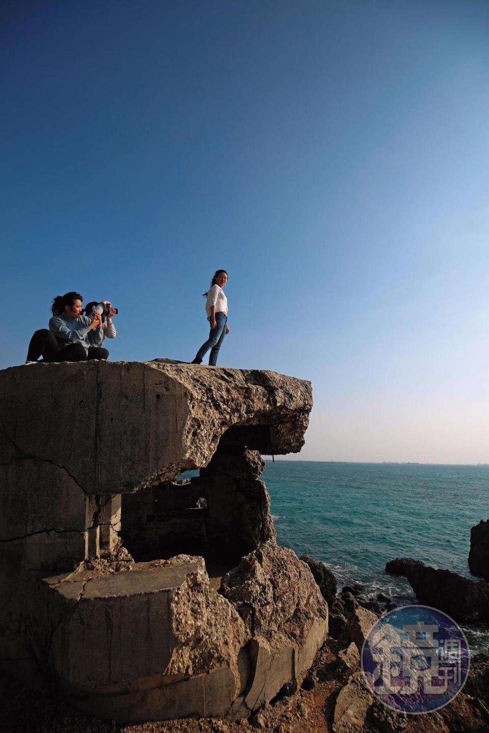 柴山原是軍事重地，如今遺留的廢棄碉堡，成為觀賞海景的熱門地點。
