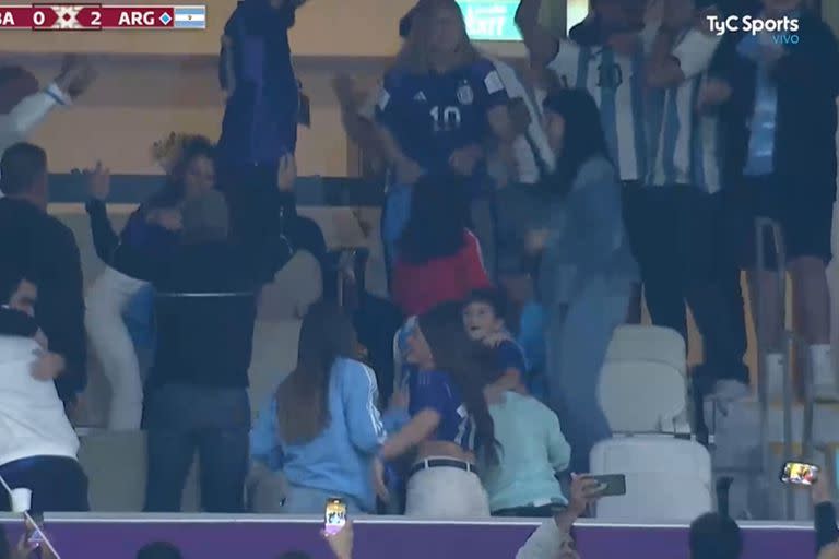 El abrazo de Antonela, Thiago, Mateo y Ciro por el gol de Lionel Messi