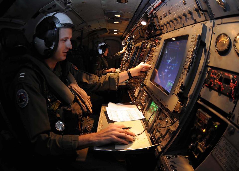 E-2C Hawkeye radar sailors