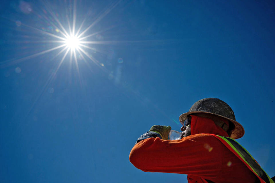 Ein Bauarbeiter trinkt Wasser (David Paul Morris/Bloomberg via Getty Images)