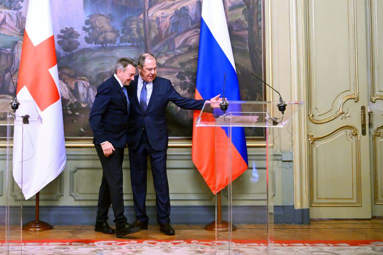 El presidente del Comité Internacional de la Cruz Roja (CICR), Peter Maurer, y el ministro ruso de Asuntos Exteriores, Sergey Lavrov, abandonan una conferencia de prensa conjunta tras sus conversaciones en Moscú, Rusia, el jueves 24 de marzo de 2022. 