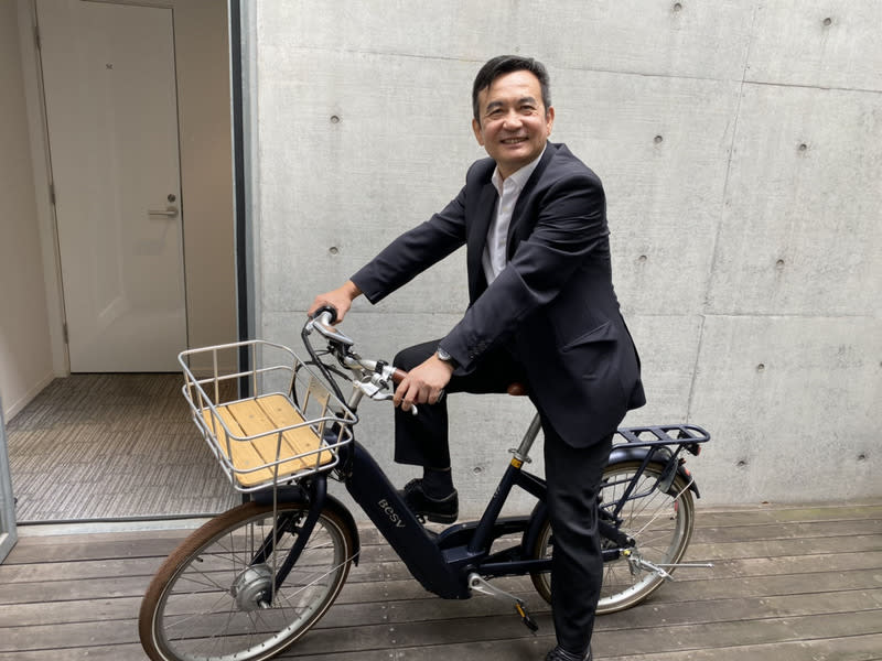 達方董事長蘇開建與該公司所開發電動輔助自行車（E-Bike）。檔案照 / 中央社。