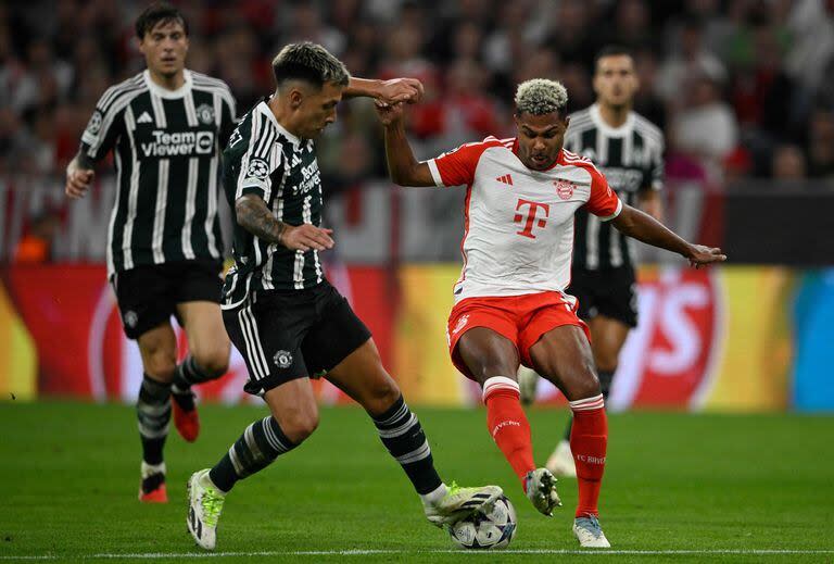 Serge Gnabry, de Bayern Munich, es marcado por el argentino Lisandro Martínez, de Manchester United