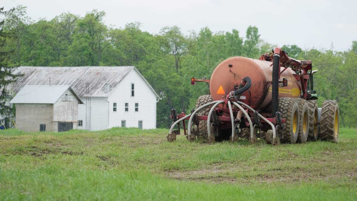 Vecinos critican la dispersión de desechos humanos tratados en los campos por un granjero del área de Columbus