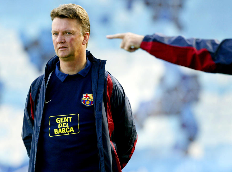 FC Barcelona's Dutch coach Louis Van Gaal stands alone as an assistant
points out instructions during his team's training sesion in Barcelona
January 27, 2003. Barcelona's besieged coach Van Gaal is likely to find
later on Monday whether he has a future at the club, after a 2-0 defeat
at Celta Vigo left the Catalans heading for their worst ever Spanish
league finish. REUTERS/Albert Gea

SP/CRB