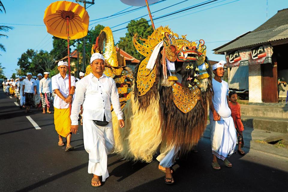 傳統的聖獸也走在路上，吸引許多旅客目光。