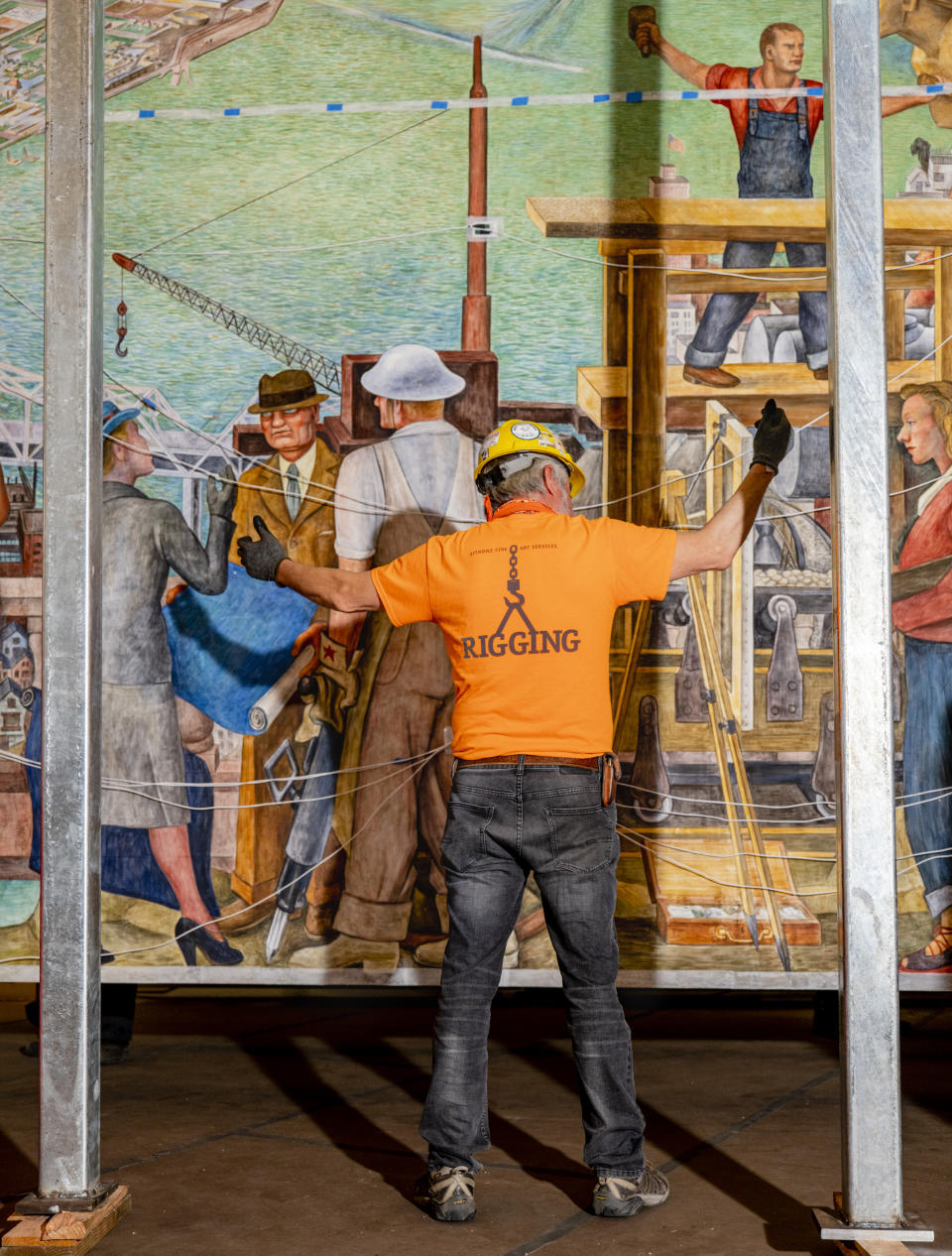 Esteban Granados, jefe de montaje de Atthowe Fine Art Services, instalando el mural en el SFMOMA. (Cayce Clifford para The New York Times) 