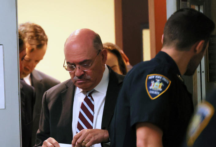 Allen Weisselberg part après une audience sur son affaire pénale au tribunal pénal de Manhattan le 12 août 2022. / Crédit : Michael M. Santiago / Getty Images