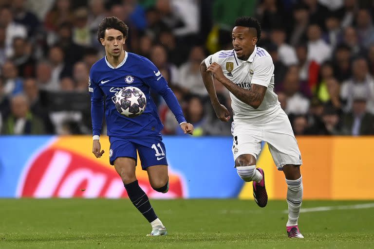 Eder Militao, en la lucha con Joao Felix en el partido de ida entre Real Madrid y Chelsea