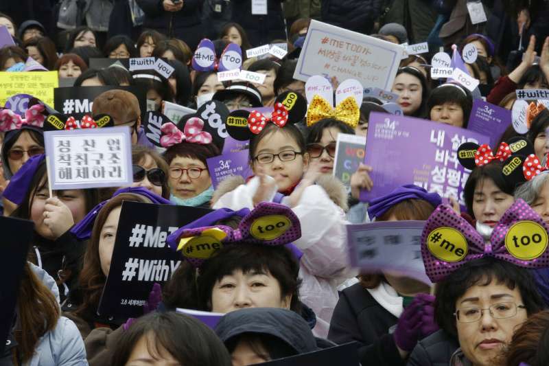 南韓女性在首爾街頭聲援#MeToo運動。（美聯社）