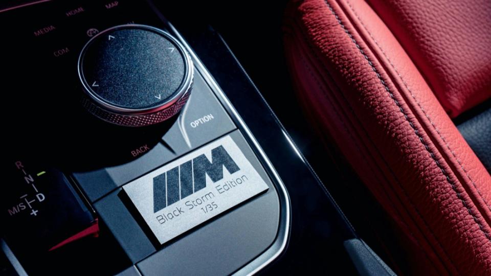 車內還有霧黑M Logo與Black Storm Edition 1/35標誌。(圖片來源/ BMW)