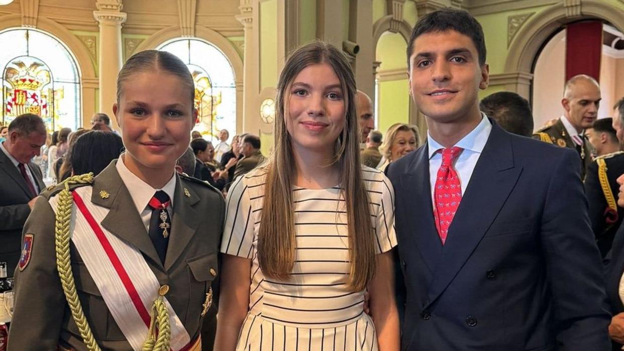 Tomás Páramo posa con la princesa Leonor y la infanta Sofía