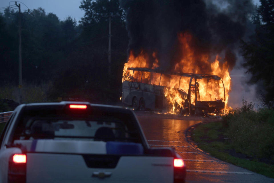 A los vehículos quemados este martes se le sumaron el miércoles otros tres: un camión, una camioneta y un turismo, durante protestas que los normalistas realizaron en el municipio de Paracho para exigir la liberación de los compañeros.