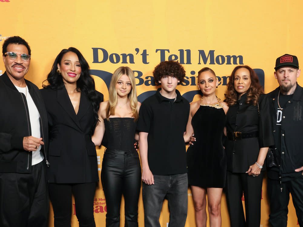 Im Kreis der Familie auf dem roten Teppich: Harlow und Sparrow Madden zusammen mit Opa Lionel Richie, dessen Freundin Lisa Parigi, ihrer Mutter Nicole Richie, Oma Brenda Harvey-Richie und Papa Joel Madden. (Bild: getty/Rodin Eckenroth / Getty Images)