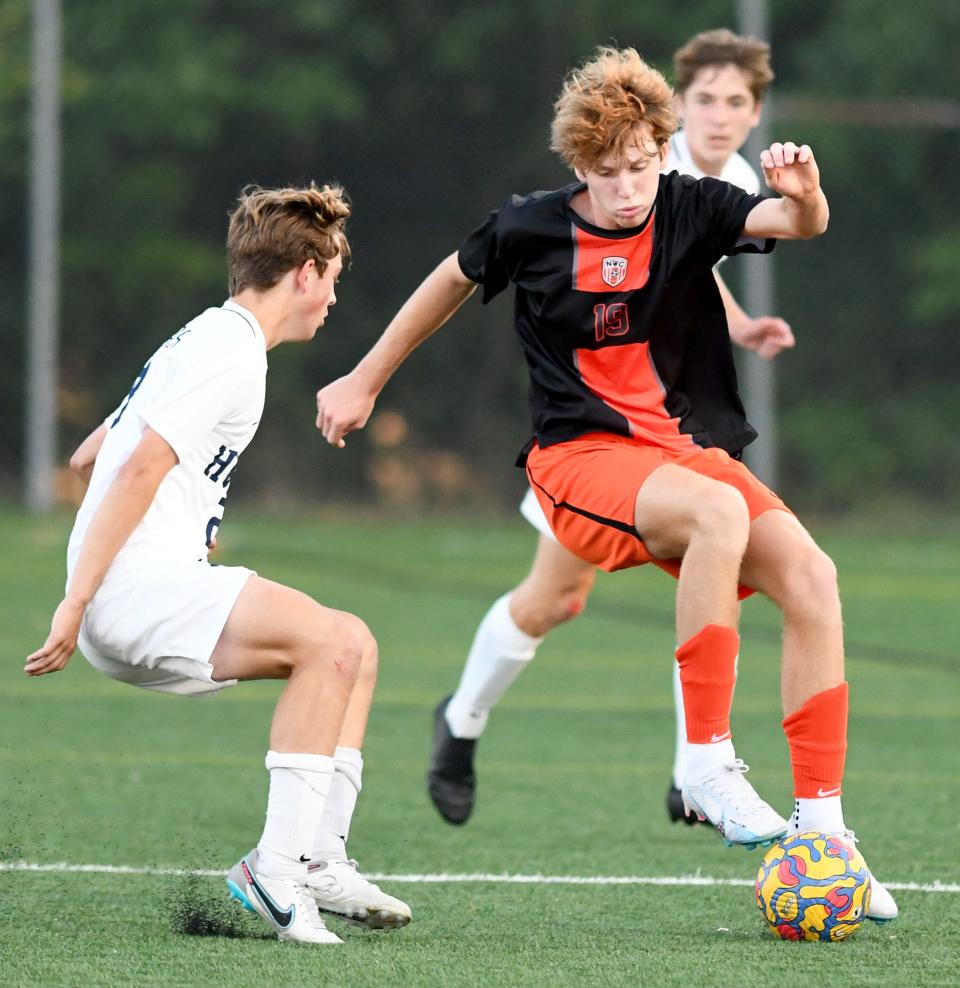 Hoover's Alec McLeod moves the ball vs. Hudson, Tuesday, Aug. 22, 2023.
