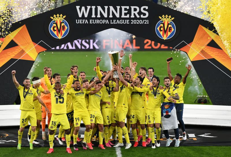 Los jugadores del Villarreal celebran con la copa tras ganar la Europa League tras derrotar por tiros penales al Manchester United, en el Polsat Plus Arena Gdansk, Gdansk, Polonia