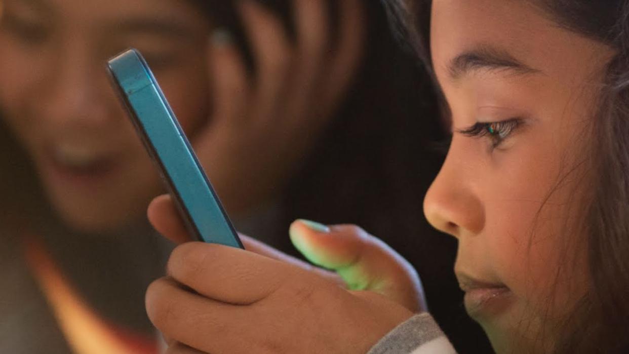  Google Family link on phone in girl's hand. 