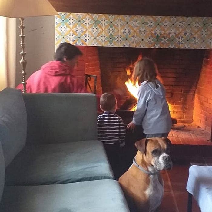 Francisco Rivera y sus hijos pequeños al calor de la chimenea de su casa