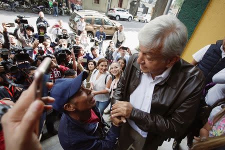 El ganador de las últimas elecciones presidenciales en México, Andrés Manuel López Obrador, saluda a seguidores a su llegada a una reunión con su nuevo gabinete en Ciudad de México, México, 7 de julio de 2018. REUTERS/Daniel Becerril