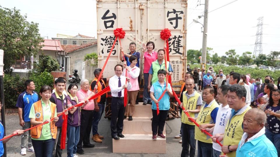 ▲彰化玻璃廟護聖宮彩繪貨櫃車前進溪州覆靈宮，由護聖宮基金會董事長同時也是台明將企業董事長林肇雎、覆靈宮主委徐振山、溪州鄉長江淑芬、各級民代等人開櫃，將物資送到偏鄉弱勢居民手中。（記者林明佑攝）