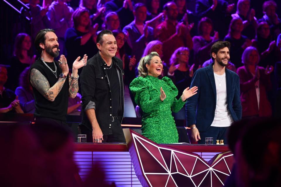 Hatten viel zu beklatschen und viel zu lachen: Die Ratecrew mit (von links) Alec Völkel und Sascha Vollmer von Boss Hoss, Ruth Moschner und Alvaro Soler. (Bild: ProSieben/Willi Weber)