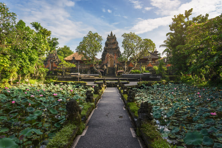 À la 6e place : Ubud. Perchée sur les hauts plateaux de Bali, la ville indonésienne est une destination quasi mystique. Hors du temps, elle offre une pause spirituelle dans l’un de ses nombreux temples et sanctuaires hindous. Les afficionados de la nature ne sont pas oubliés et pourront entreprendre une randonnée sans sa forêt tropicale tout en admirant les incontournables paysages de rizières en terrasses.