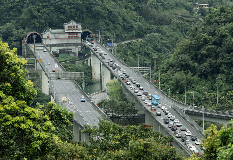 交通部高速公路局4日表示，清明假期車潮包括返鄉掃墓和出遊，僅次於春節；統計至中午12時，通過國道5號雪山隧道交通量為2萬6800輛次，與去年清明節首日2萬6721輛次大致相當，中央社記者郭日曉攝　108年4月4日