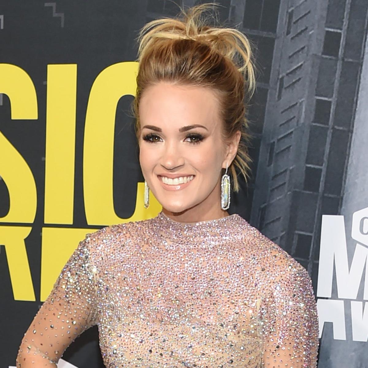 Carrie Underwood shares first full photo of her face since accident that  required 40 stitches