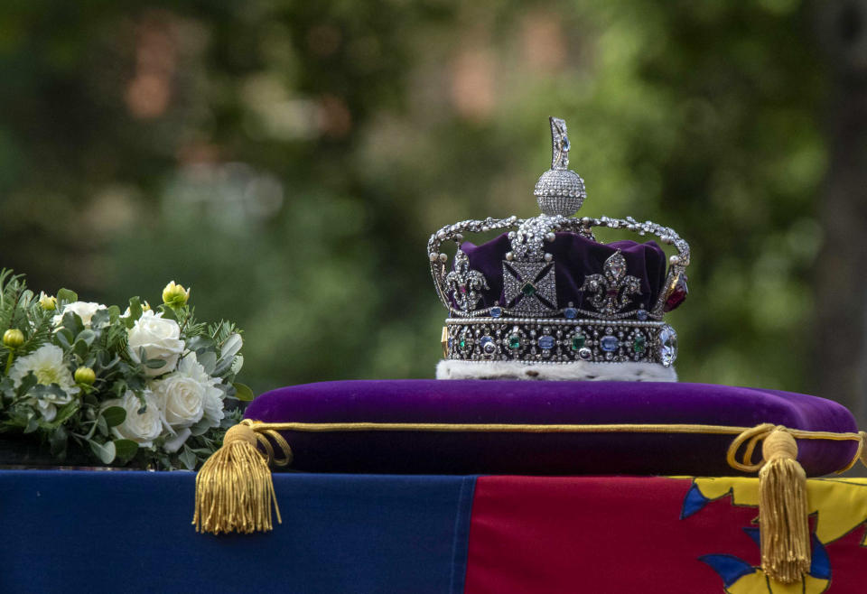 La corona descansa sobre el féretro de la reina Isabel II durante el cortejo fúnebre en Londres, el miércoles 14 de septiembre de 2022. (James Hill/The New York Times).