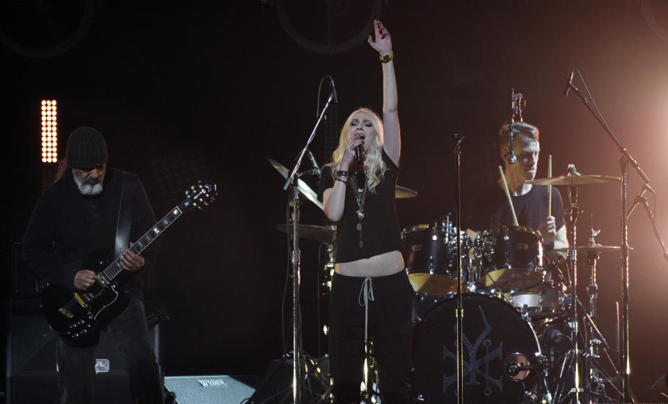 La cantante Taylor Momsen, en el centro, toca con los miembros de Soundgarden Kim Thayil, a la izquierda, y Matt Cameron durante un concierto en memoria del difunto rockero Chris Cornell, "I Am The Highway: A Tribute to Chris Cornell", el miércoles 16 de enero del 2019 en The Forum, en Inglewood, California. (Foto por Chris Pizzello/Invision/AP)