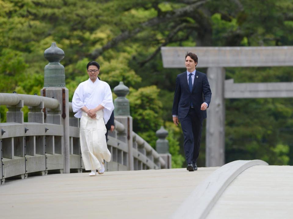 Canada’s Prime Minister Justin Trudeau, right, arrives to the Ise Grand Shrine (Ise Jingu) during the G7 Summit on Thursday, May 26, 2016, in Ise, Japan. (Sean Kilpatrick/The Canadian Press via AP) 
