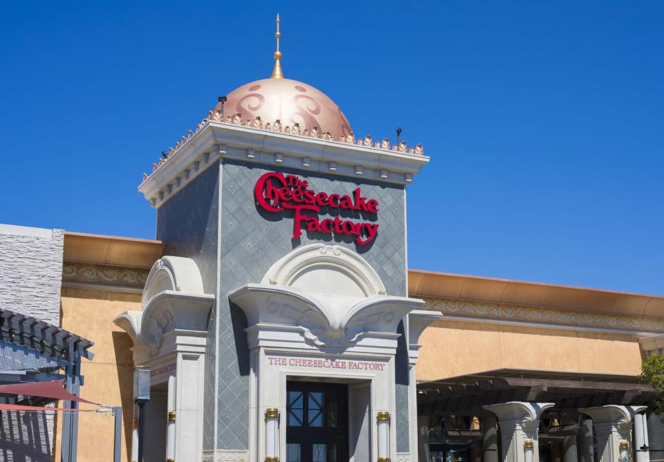 cheesecake factory restaurants open new years