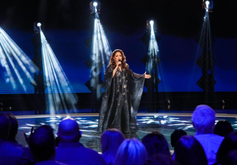 Five of Gloria Estefan’s most devoted supporters battle it out to be crowned her biggest fan on he Aug. 23 episode of Superfan on CBS.