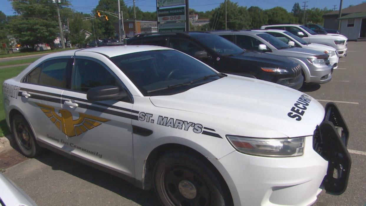 A St. Mary's security vehicle is shown in this file photo. Security officers will be at checkpoints into the community between 11 p.m. and 7 a.m., daily. (Mikael Mayer/Radio-Canada - image credit)